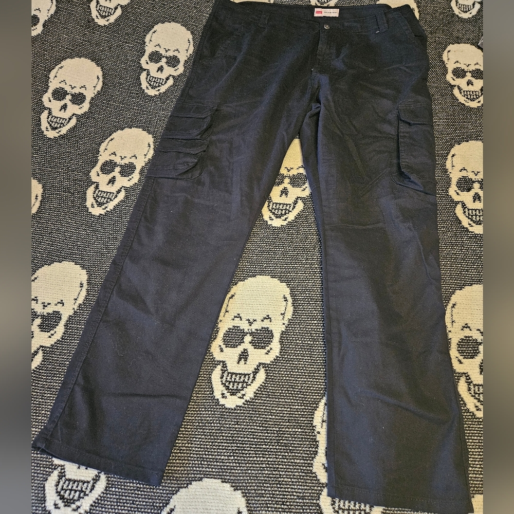 Wrangler Black Cargo Pants Straight Leg Design